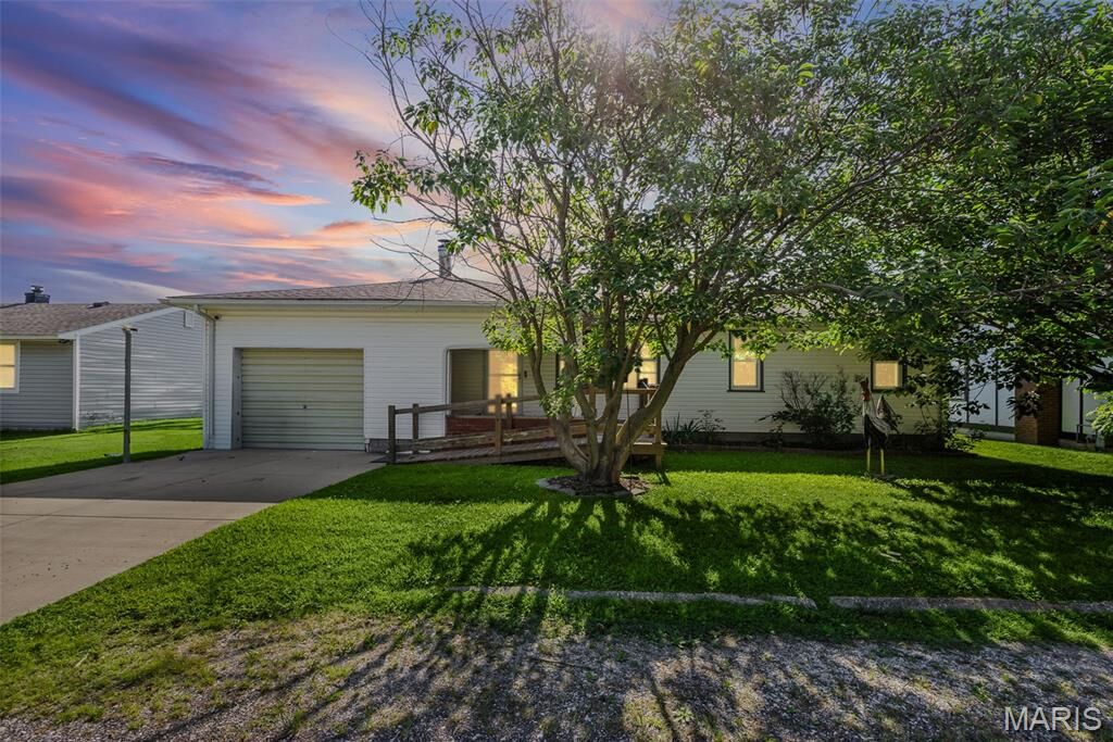 Property Photo:  412 Rose Avenue  IL 62087 