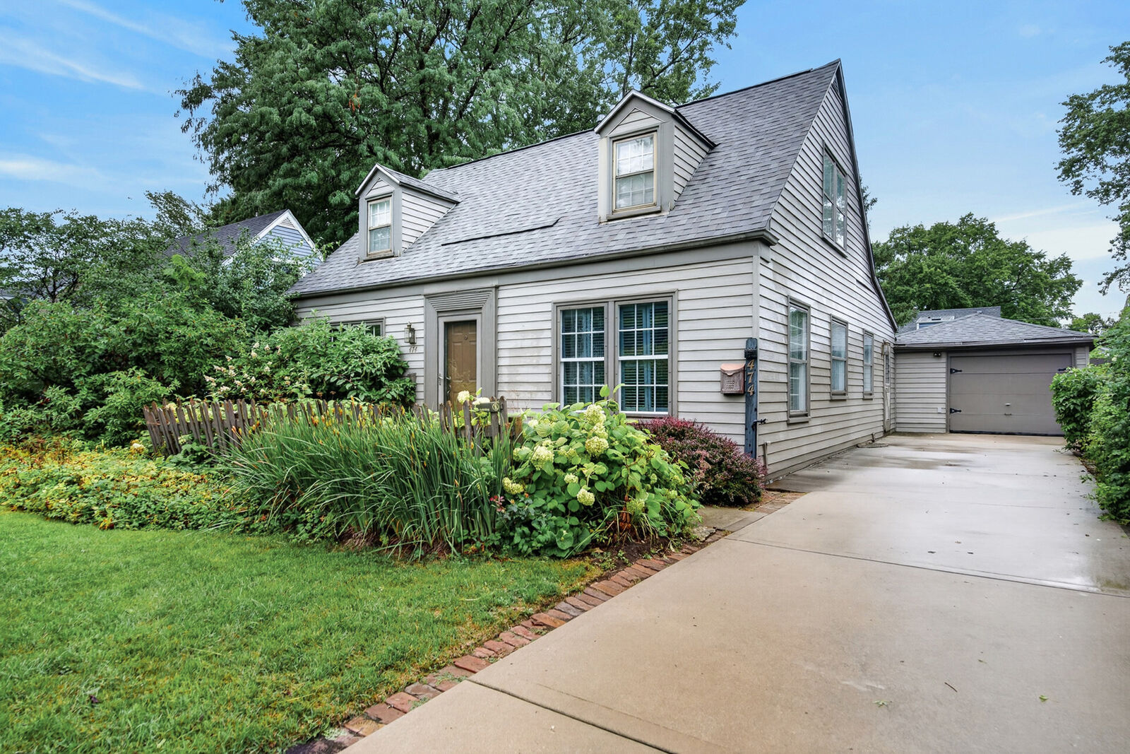 Property Photo: 474 Sunset Drive IL 60123
