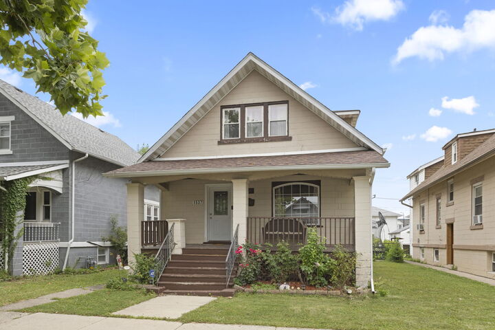 Property Photo:  