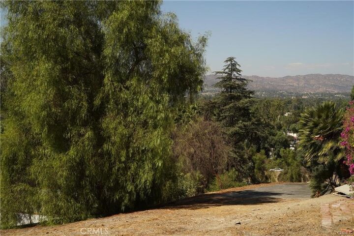 Property Photo:  22636 Avenue San Luis  CA 91364 