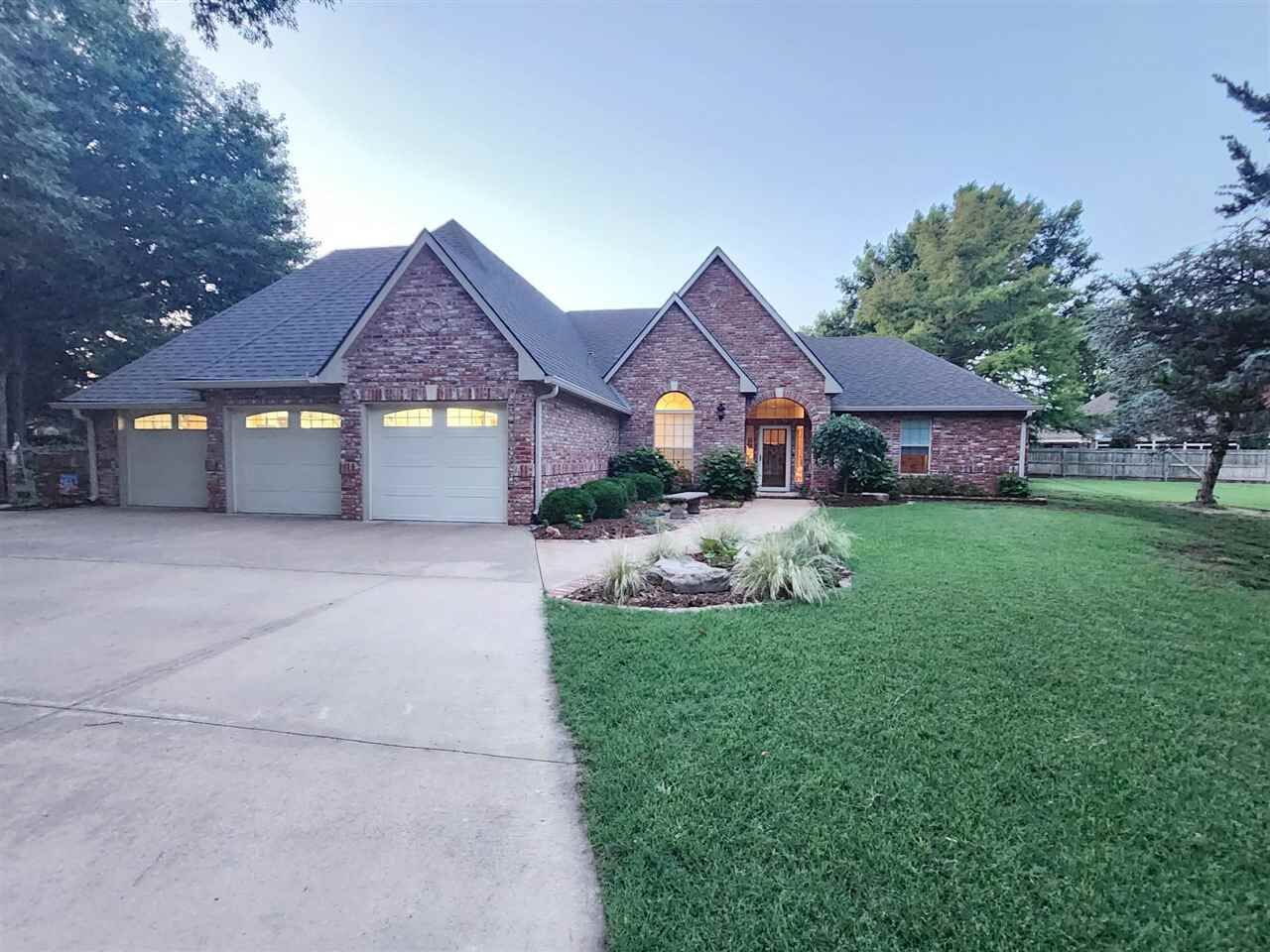 Property Photo:  2621 Mockingbird Dr  OK 74604 