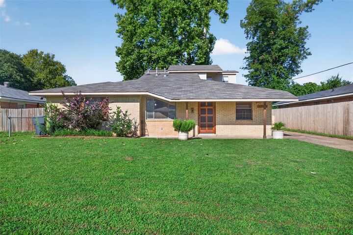Property Photo:  2714 E Cavett Drive  LA 71104 