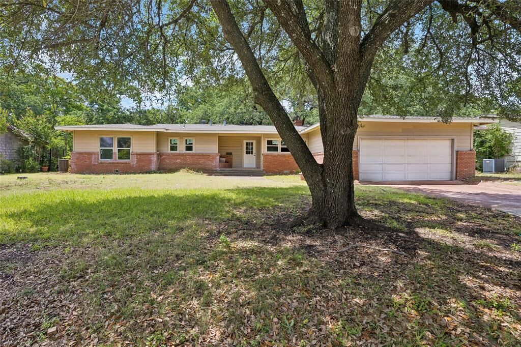 Property Photo:  5104 Malinda Lane S  TX 76112 