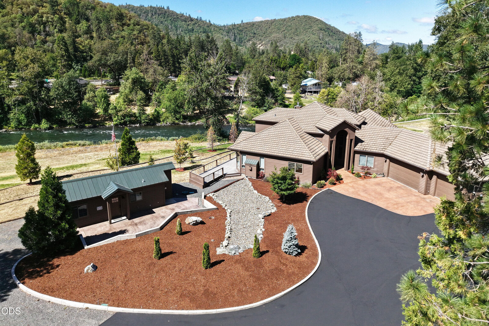 Property Photo: 1600 N Second Avenue OR 97525