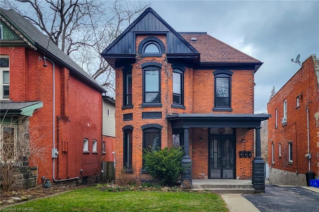 Property Photo:  