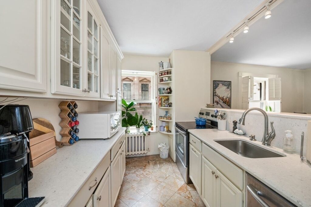 Property Photo:  21 Beacon Street 2E  MA 02108 