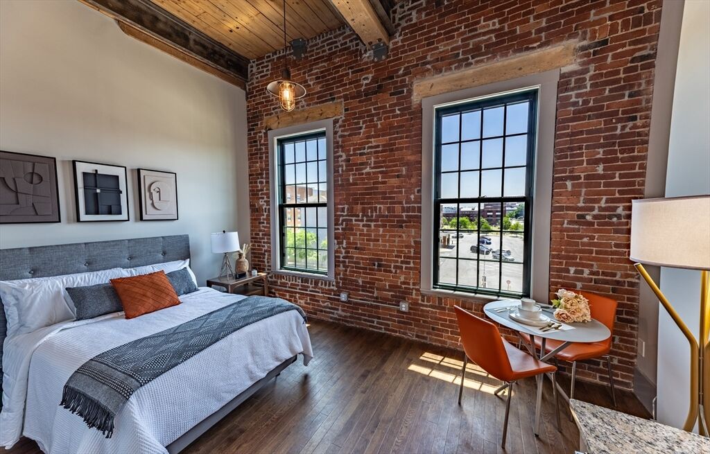 Property Photo: 90 Grove St 106 MA 01605