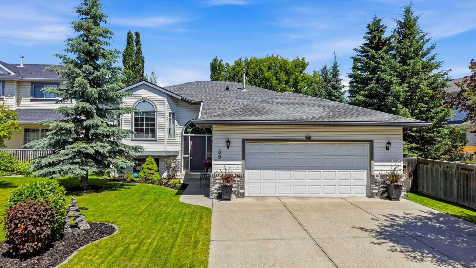 Property Photo:  39 West Terrace Crescent  AB T4C 1R7 