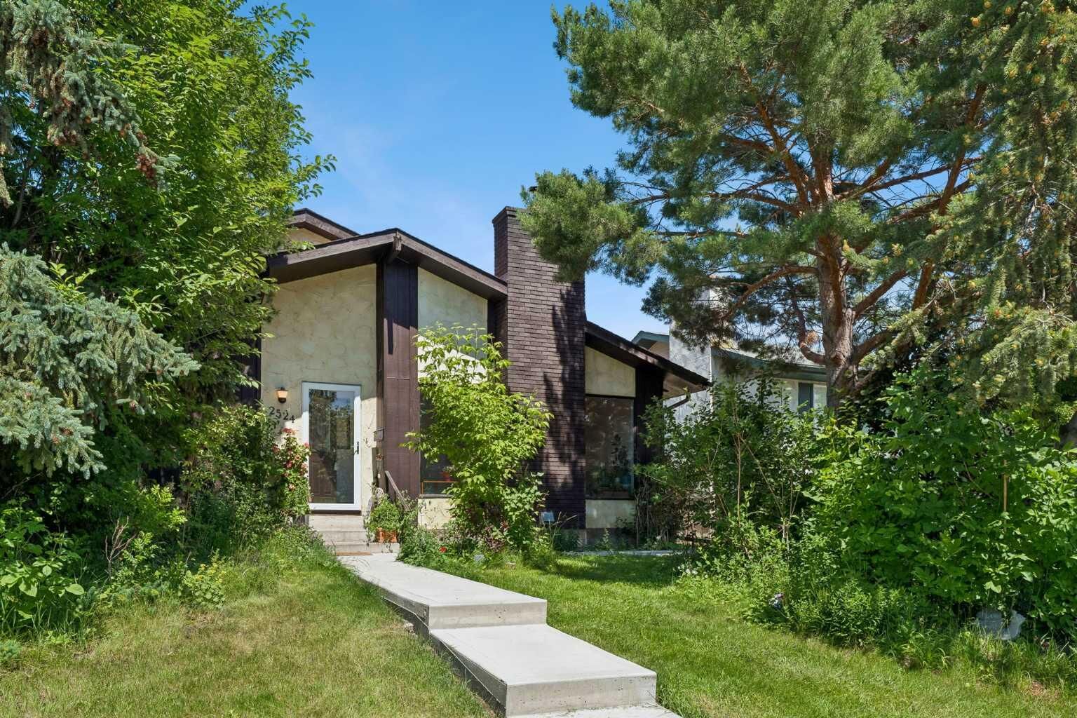 Property Photo:  2524 106 Avenue SW  AB T2W 2H9 