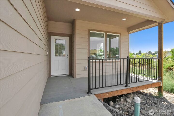 Property Photo:  419  5th Ave SE  WA 98851 