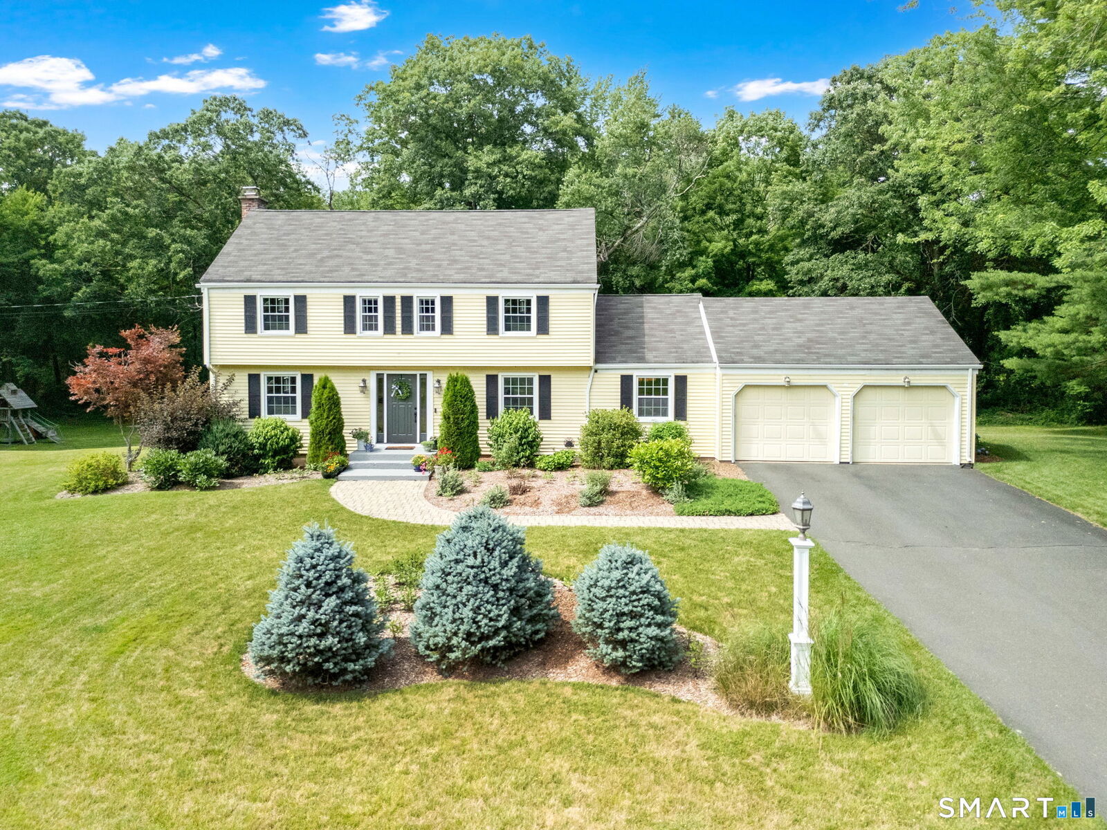 Property Photo: 4 Lincoln Lane CT 06089