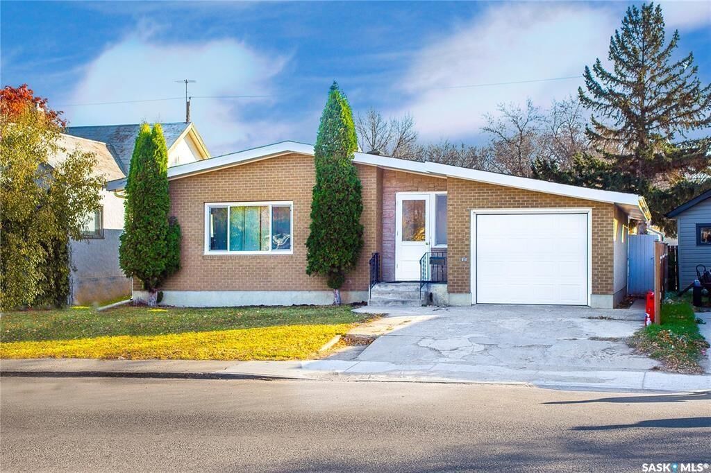 Property Photo: 1818 C Avenue N SK S7L 1L8