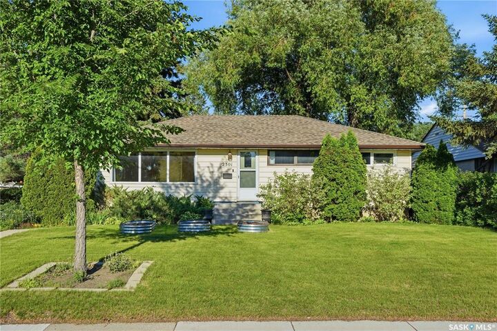Property Photo: 2301 Cairns Avenue SK S7J 1T9