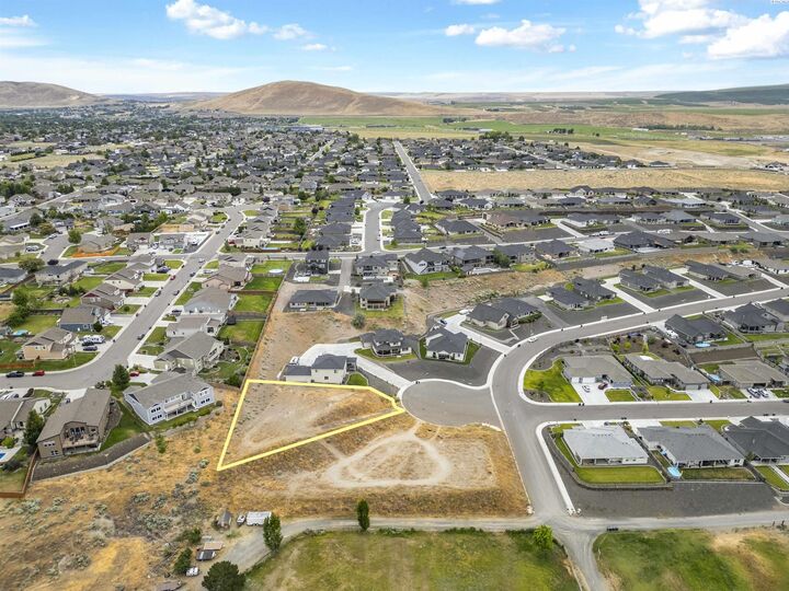 Property Photo: 6560 Caspian Place WA 99353