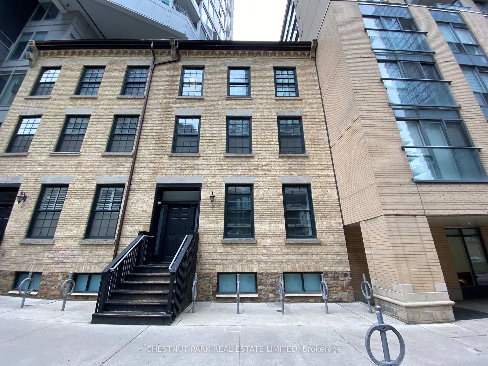 Property Photo: 68 Shuter Street Th 2 ON M5B 1B4