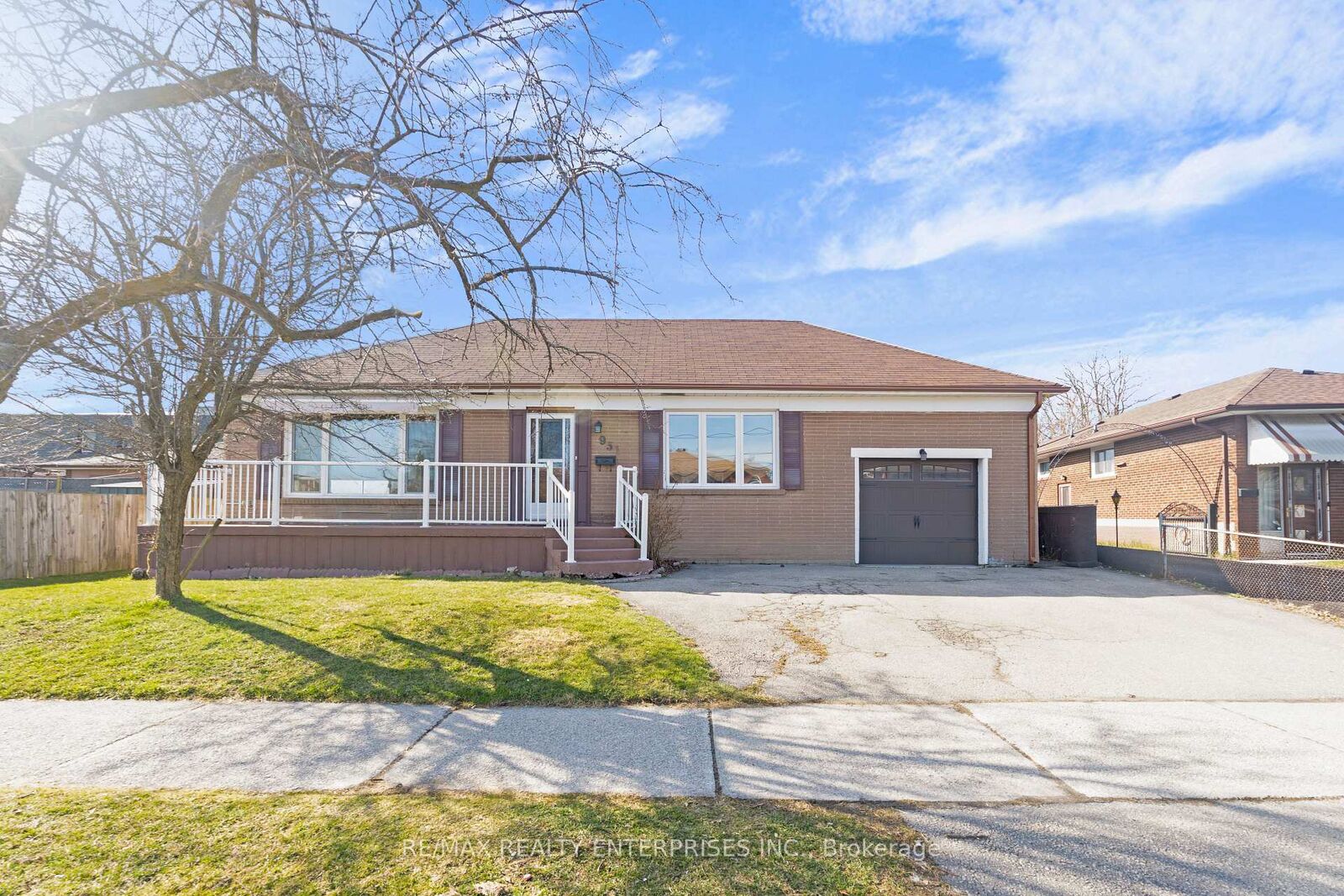 Property Photo:  951 Atwater Avenue  ON L5E 1M4 