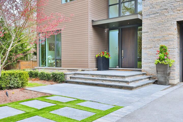 1102 Crestview Street — photo 1