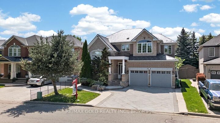 Property Photo: 61 Whitwell Drive ON L6P 1E5