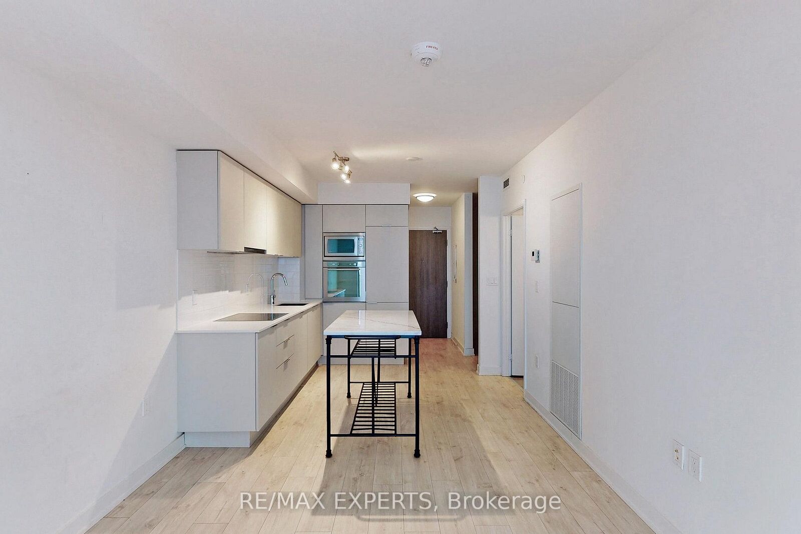 Property Photo: 27 Bathurst Street 1114 ON M5V 0R1