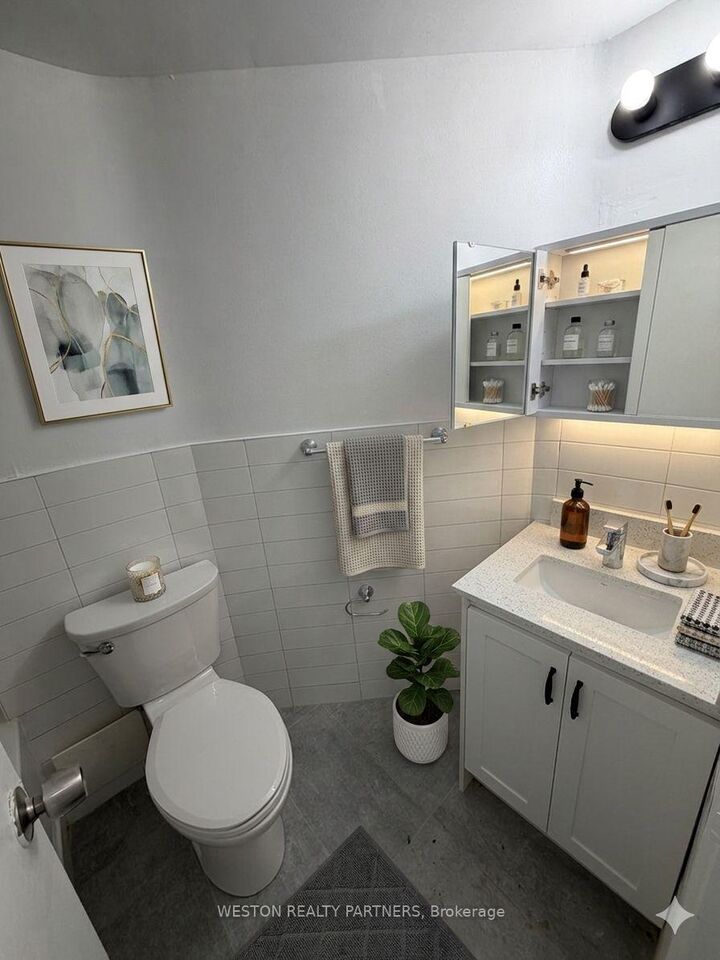 Property Photo:  171 Erskine Avenue 502  ON M4P 2L6 