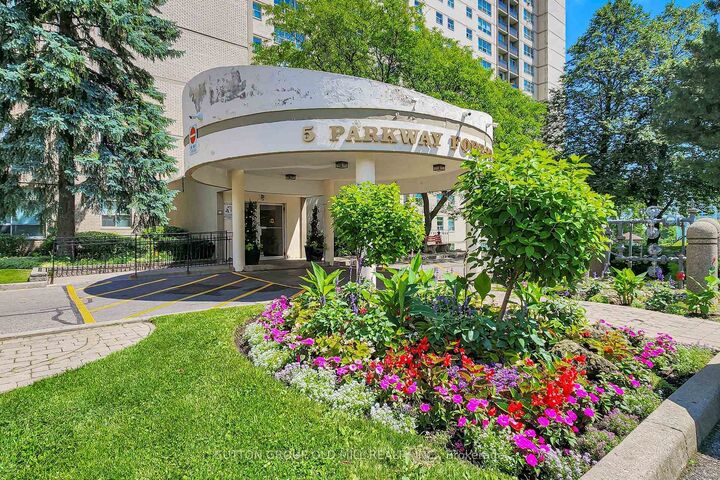 Property Photo:  5 Parkway Forest Drive  ON M2J 1L2 