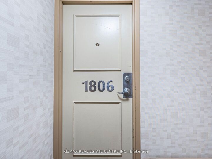 Property Photo: 735 Don Mills Road 1806 ON M3C 1T1