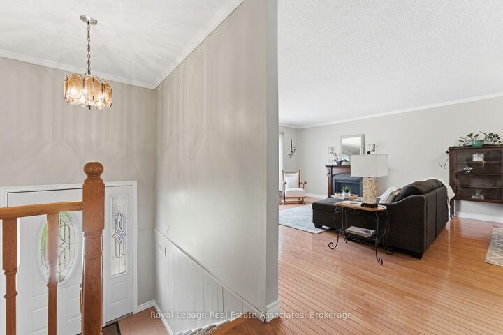 Property Photo: 1069 Alexandra Avenue ON L5E 2A1