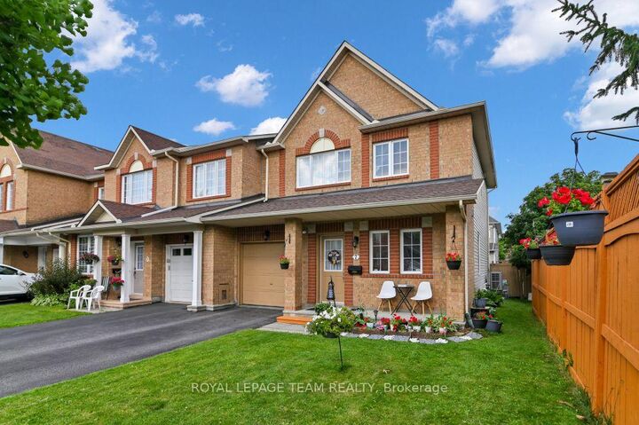 Property Photo: 7 Karendale Street ON K2G 6V7