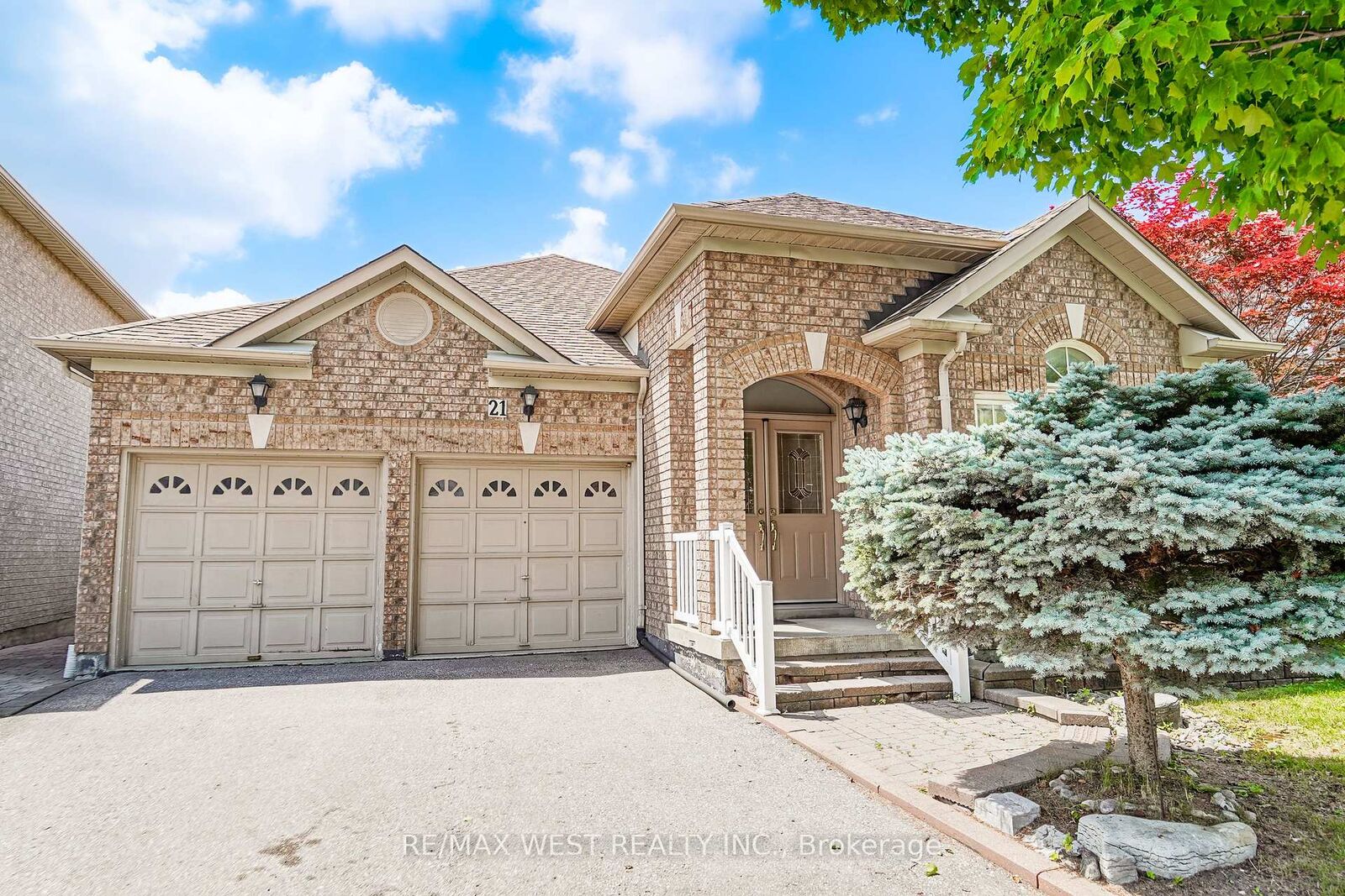 Property Photo: 21 Mira Vista Place ON L4H 1K9