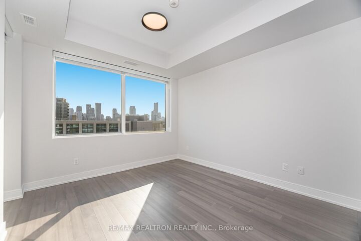 Property Photo:  664 Spadina Avenue 806  ON M5S 2H7 