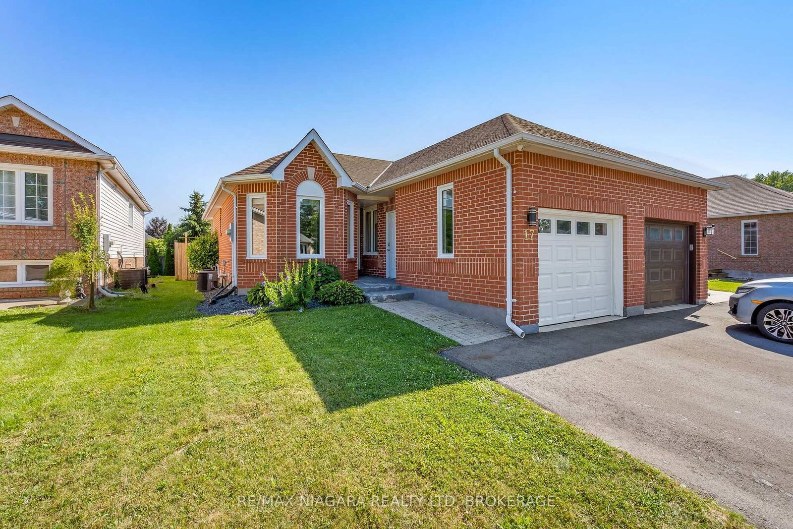 Property Photo: 17 Jackson Court W ON L3C 7G2