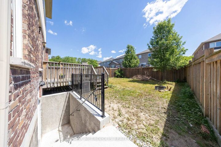 Photo de la propriété:  23 Gordon Cowling Street Bsmt  ON L1E 0G7 