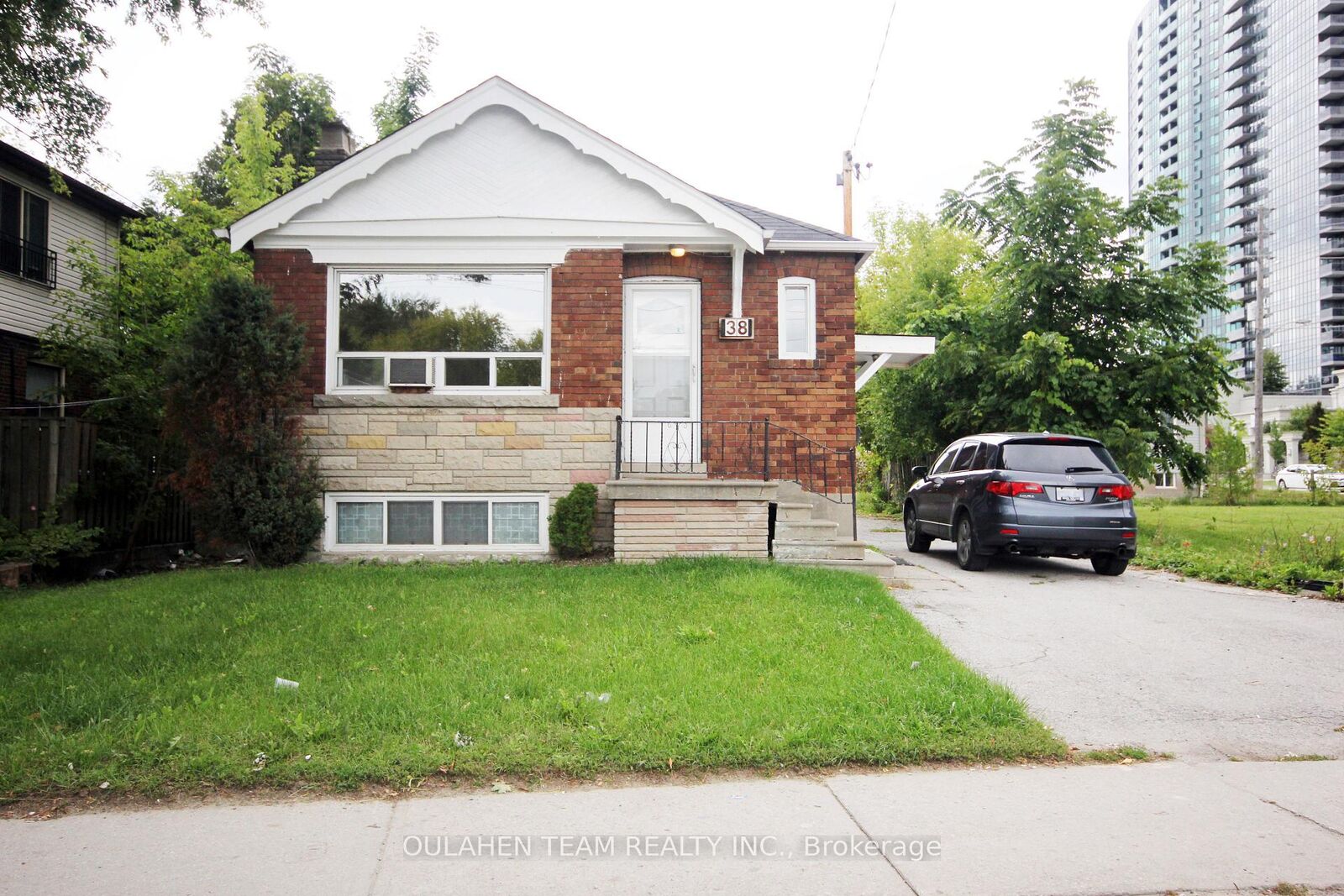 Property Photo: 38 Finch Avenue W ON M2N 2G9