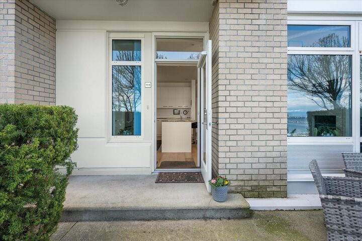 Property Photo: 38 Front St #Th10 BC V9R 0B8