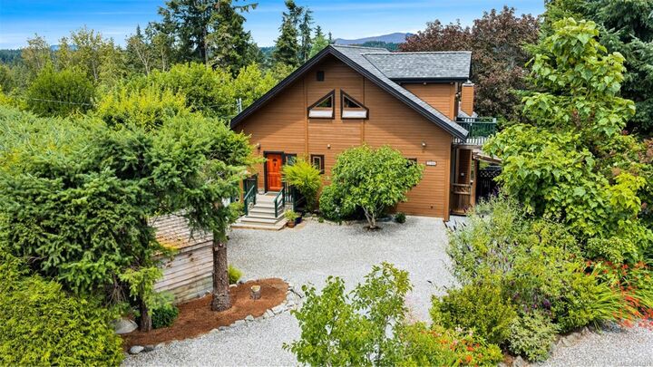 Property Photo:  2581 Seaview Rd  BC V8H 1C8 