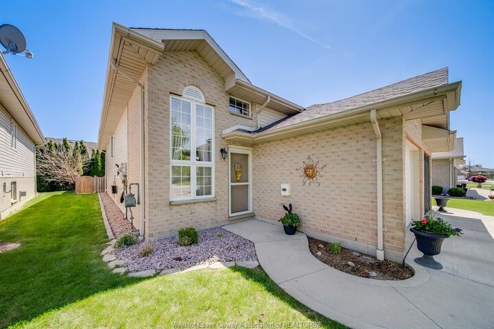 Property Photo: 22 Villa Court ON N7L 5P5