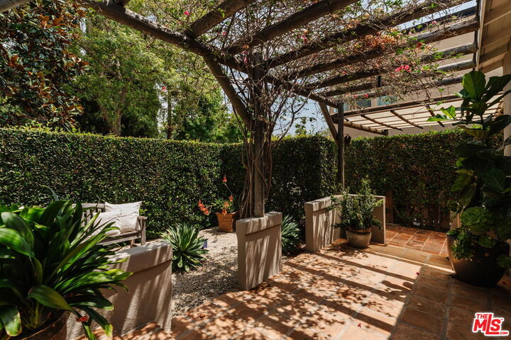 Property Photo:  9008 Elevado St  CA 90069 