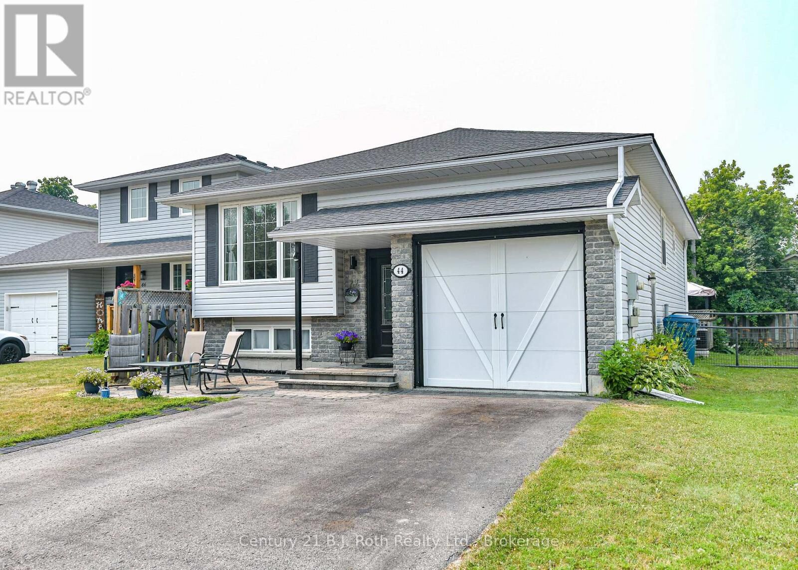 Property Photo: 44 Courtney Crescent West ON L3V 7Y3