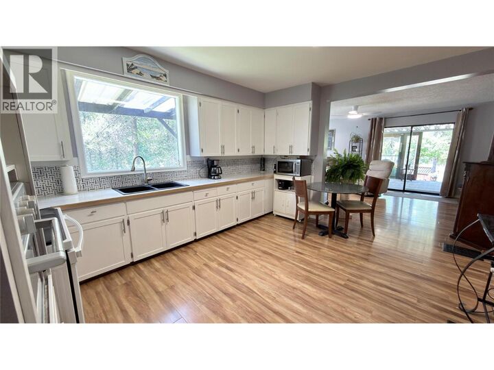 Property Photo: 656 Strathmore Avenue BC V0H 1J0