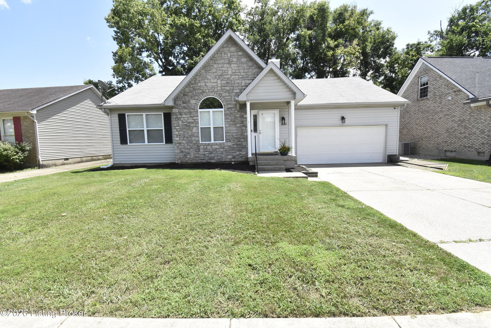 Property Photo: 10306 Vantage Rd KY 40299