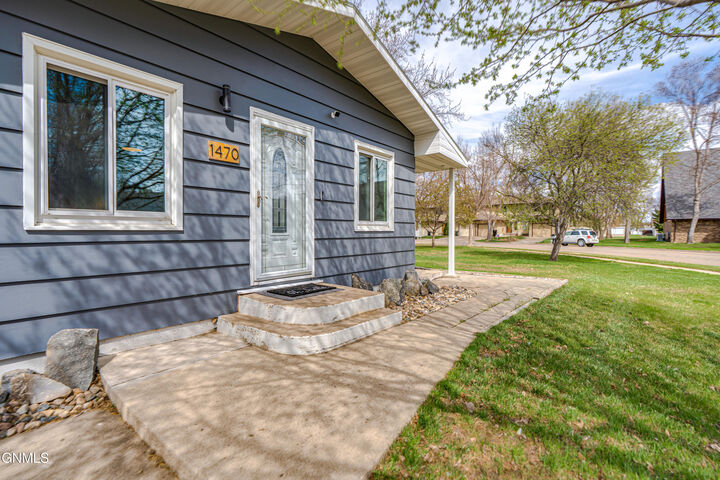 Property Photo: 1470 Eastwood Street ND 58504