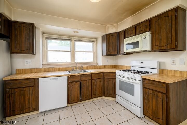 Property Photo: 906 Robin Rd NJ 08844
