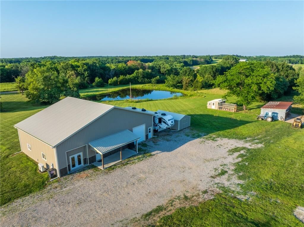 Property Photo:  2952 NE Hedge Road  MO 64469 