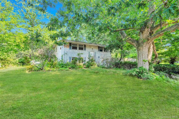 Property Photo:  41 Arrowhead Lane  NY 11733 