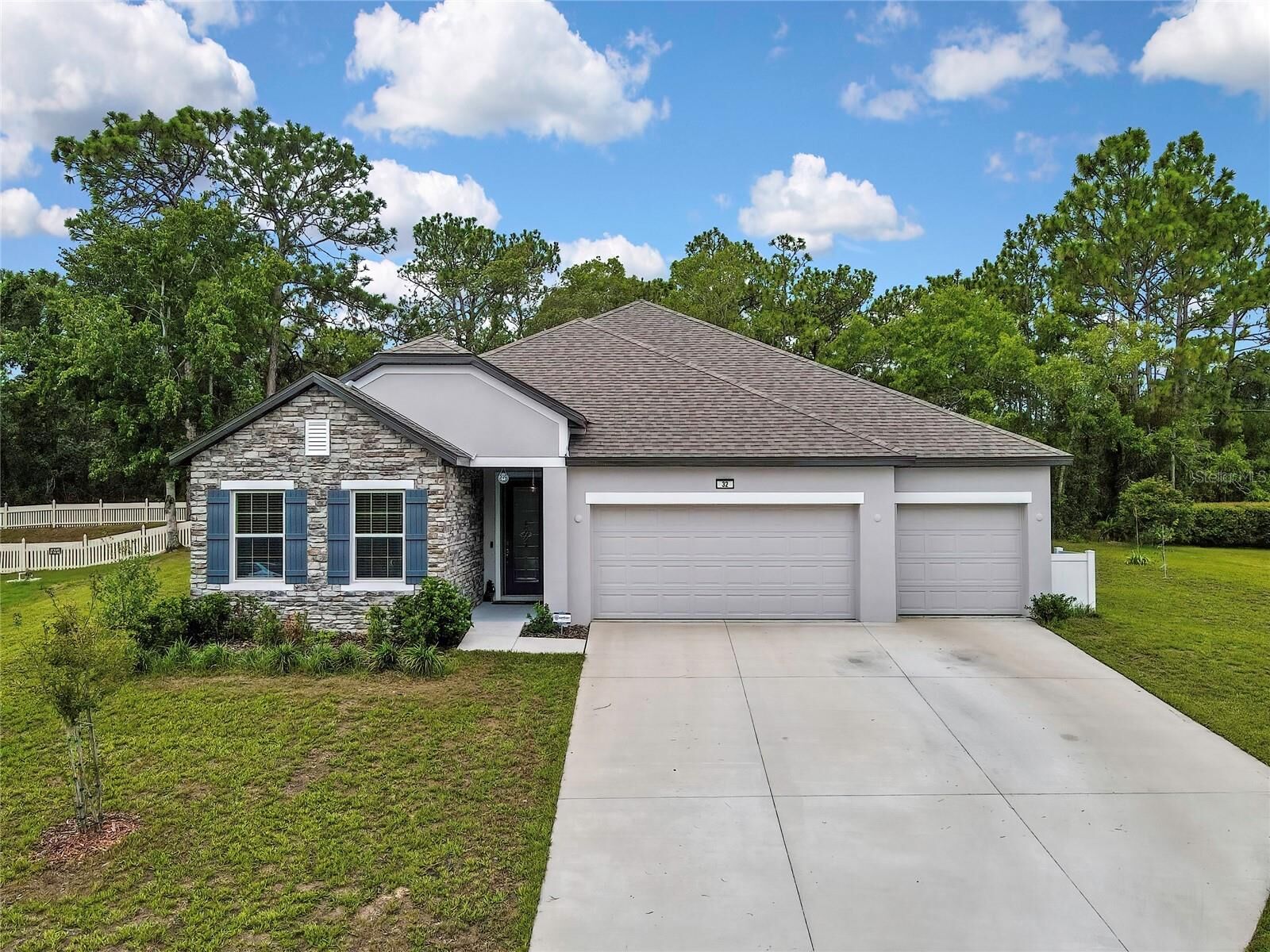 Property Photo: 32 Carnation Court FL 34446