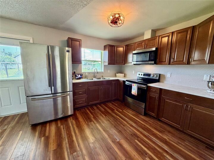 Property Photo:  8 N Hendry Avenue  FL 33841 