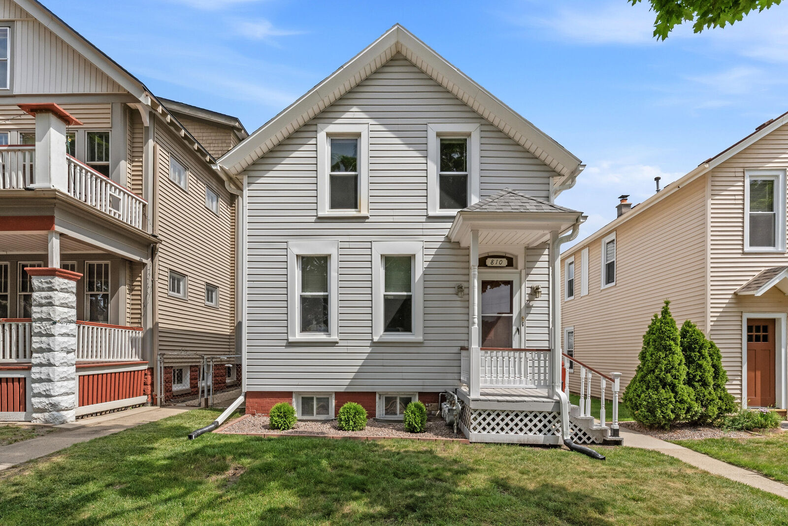 Property Photo:  810 E Lincoln Ave  WI 53207 