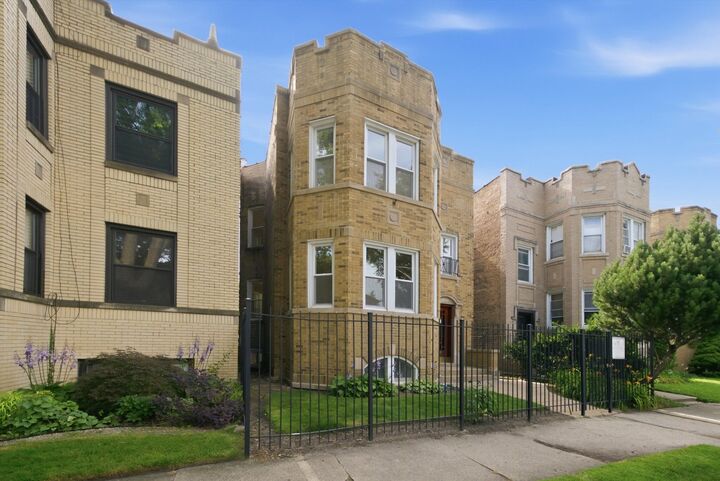 Property Photo:  5706 N Maplewood Avenue  IL 60659 