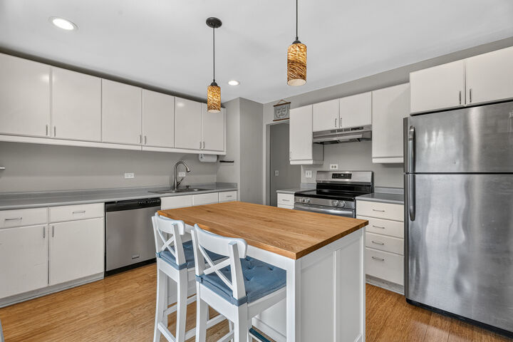 Property Photo:  4 Devon Court  IL 60440 