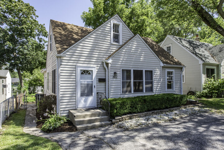 Property Photo: 302 E Washington Street IL 60073